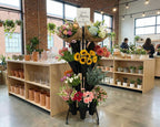 Drehbarer Blumenstaender mit 12 schwarzen Kunststoff-Eimern im Einsatz im Blumenladen – perfekt für Präsentation von Frischblumen - Kunststoff 3